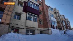 ПОЖАР ПРОИЗОШЁЛ НА ГОРЬКОГО, 17 В СТОЛИЦЕ КАМЧАТКИ - ОГНЕБОРЦЫ НЕ СМОГЛИ ДОБРАТЬСЯ НА МАШИНЕ