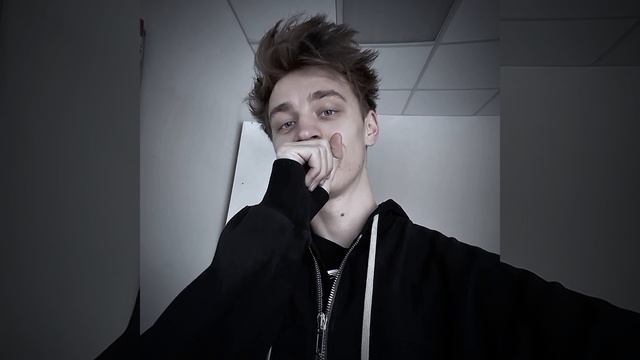 ПОЧЕМУ ОН ТАКОЙ ШИКАРНЫЙ НА ФОТО ГДЕ ЗИМА И В ШАПКЕ