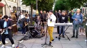 Рома Зверь спел на Невском