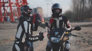 С ДЕВУШКАМИ НА МОТОЦИКЛАХ И ВЕСЕЛАЯ КОМПАНИЯ