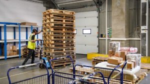 Владелец складов в Подмосковье незаконно наняла шесть иностранцев на работу