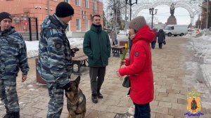 Рязанские полицейские вместе с четвероногим напарником поздравили женщин с 8 Марта