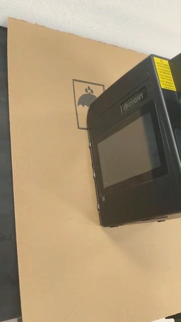 Жирные отметки на больших коробках! Ручной струйный принтер для четкой маркировки.