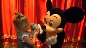 Настя спасает игрушки в парке Диснейленде [get.gt]