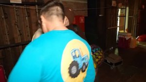 Маленькая Вера - Медведь и Алиса играют и веселятся на шоу  Трактор(1080P_60FPS)