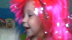 Настя на детской площадке ищет Игрушки из нового мультика [get.gt]