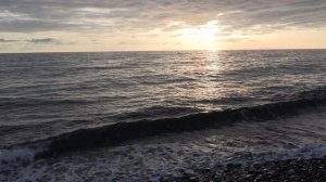 Вечер на пляже Якорная Щель в Сочи жгут костры.  март месяц