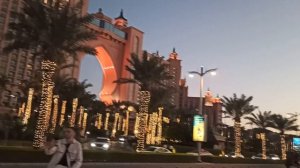 Идём по набережной у Атлантиса!