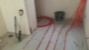 Разматывал водяную трубу для тёплого пола . Замедленная съёмка .