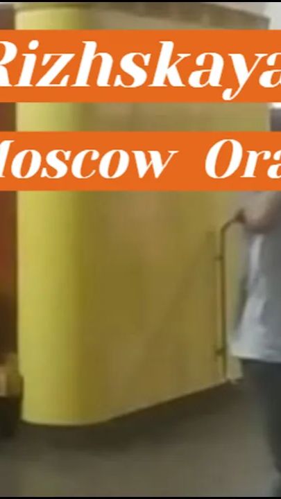 Ст. метро Рижская, Москва - интерьер, пассажиры, работники метро, прибытие поездов  Фрагмент 3
