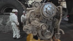 На Лебединском ГОКе меняют двигатели на большегрузных самосвалах