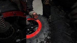 Оклейка багги BRP CAN-AM MAVERICK R X RS в винилографию и фирменный шиномонтаж на стендах Hunter