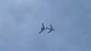 Американский стратегический бомбардировщик B-21 Raider, заправляется в воздухе в сопровождении истре