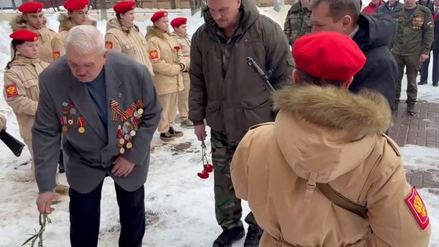 Цветы к Камню Памяти