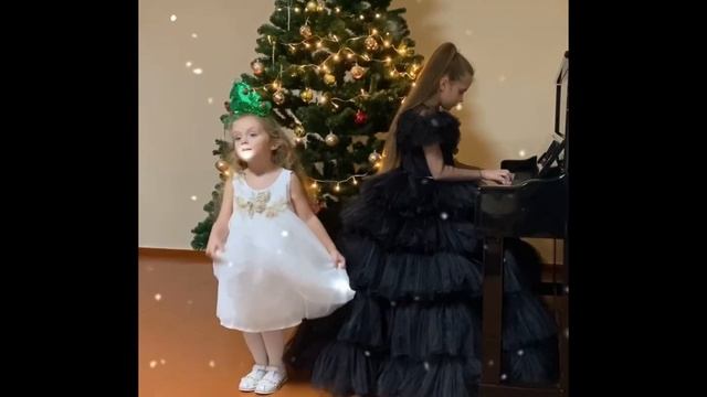 Алихановы Айза и Амира. М. Красев «Маленькой ёлочке».