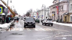 сотрудники Госавтоинспекции вместе с волонтёрами останавливали прохожих на пешеходных переходах