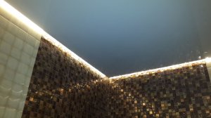 Подсветка Парящий потолок в ванной https://studia-potolkov.ru/paryaschie-potolki.html