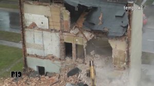 Снос дома экскаватором.