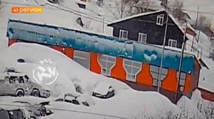 КРЫША ОБРУШИЛАСЬ НА ЗДАНИИ ОДНОГО ИЗ СКЛАДОВ В КАМЧАТСКОЙ СТОЛИЦЕ • НОВОСТИ КАМЧАТКИ
