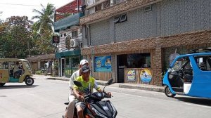 Боракай, 20 февраля 2026 г. Уличное движение и вид на первую станцию, Уайт бич.