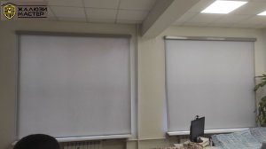 Стильное и функциональное решение для оформления окон рулонными шторами в кабинете руководителя.