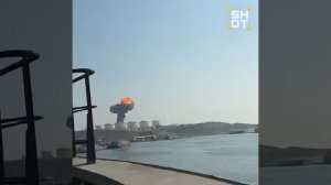 Момент удара иранского дрона по нефтяной базе в порту Омана.

Несколько Shahed-136 сегодня днём атак