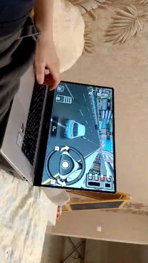 играю в игру на ноутбуке