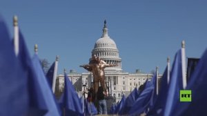 على طريقة لقطة شهيرة من "تيتانيك".. تمثال ترامب وإبستين يظهر أمام الكابيتول