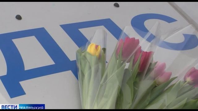 ВГТРК. Сотрудники Управления Госавтоинспекции МВД поздравили автолюбительниц с весенним праздником