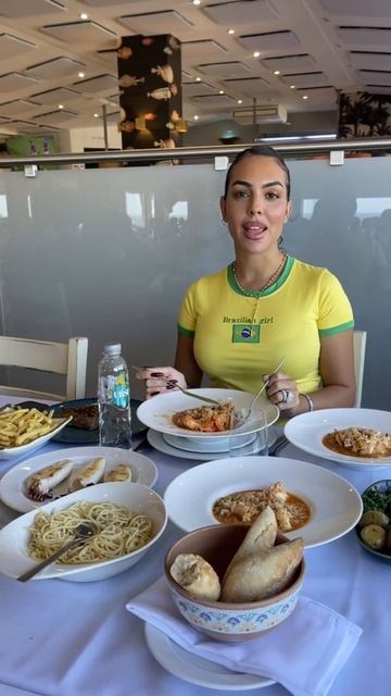 обед ДЖОРДЖИНЫ РОДРИГЕС-ЖЕНА РОНАЛДУ