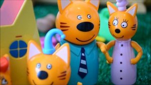 Три кота, играем с игрушками