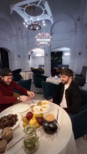 😄Арби кормит Мурада Легенду!