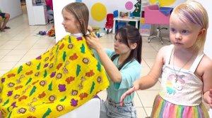 СОФУНЬЯ ШАЛУНЬЯ - СОФИЯ И НИКА В САЛОНЕ КРАСОТЫ. ПРОКАЛОЛИ УШИ НИКЕ.