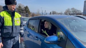 «Дарите женщинам цветы!» в Находке сотрудники Госавтоинспекции и юидовцы поздравили автомобилисток