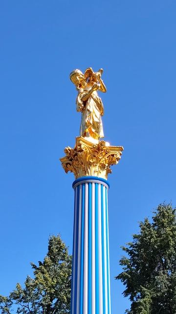 Колонистский парк. Царицын остров. Сад императрицы Александры Фёдоровны. Девочка с попугаем.