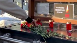 В Брянске люди несут цветы к месту ракетного удара, нанесенного украинскими боевиками.