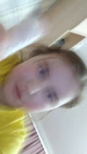 палец порезала