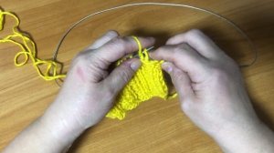 Пышная резиночка с разделительными изнаночными петлями. Вяжем спицами