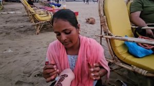 Не умеет читать, но говорит на 4х языках. Индианка Мина делает мехенди и рассказывает о своей жизни