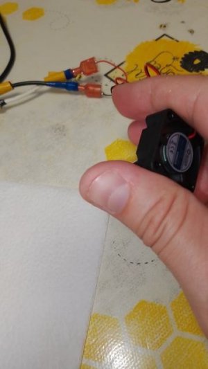 Маленький вентеляторчик на 12 Вольт