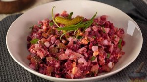 САЛАТ ИЗ СВЁКЛЫ С ЯЙЦАМИ И МАРИНОВАННЫМИ ОГУРЦАМИ