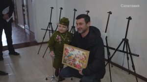 Выставка-продажа работ юной волонтерки Айшат Гасановой в поддержку участников СВО