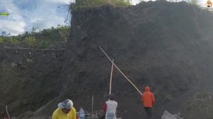 Строительство, шахтёры  собирают песок и камни