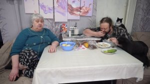 Сын наловил рыбы а я вкусно её приготовила Кормлю родненького добытчика и помощника сына труженика