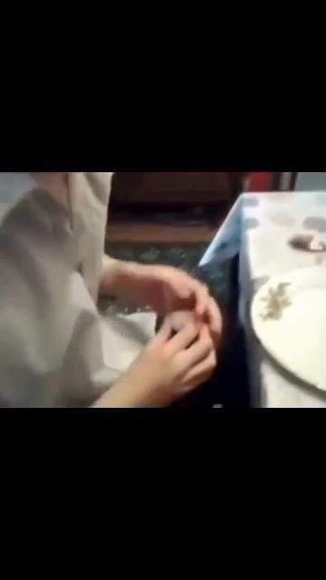 Открыл бутылку Саша