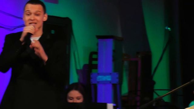 Грандиозный джаз: большой духовой оркестр взрывает сцену необычным саундом.