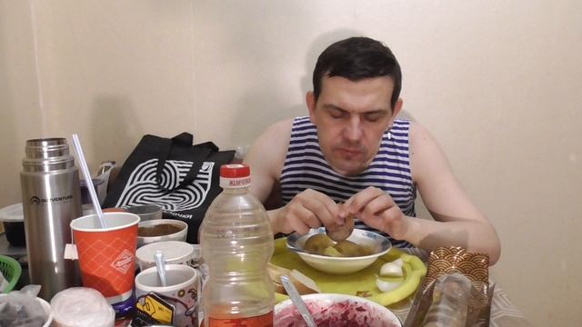 Обжор мукбанг вареная картошка в мундире со скумбрией холодного копчения