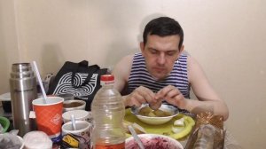 Обжор мукбанг вареная картошка в мундире со скумбрией холодного копчения