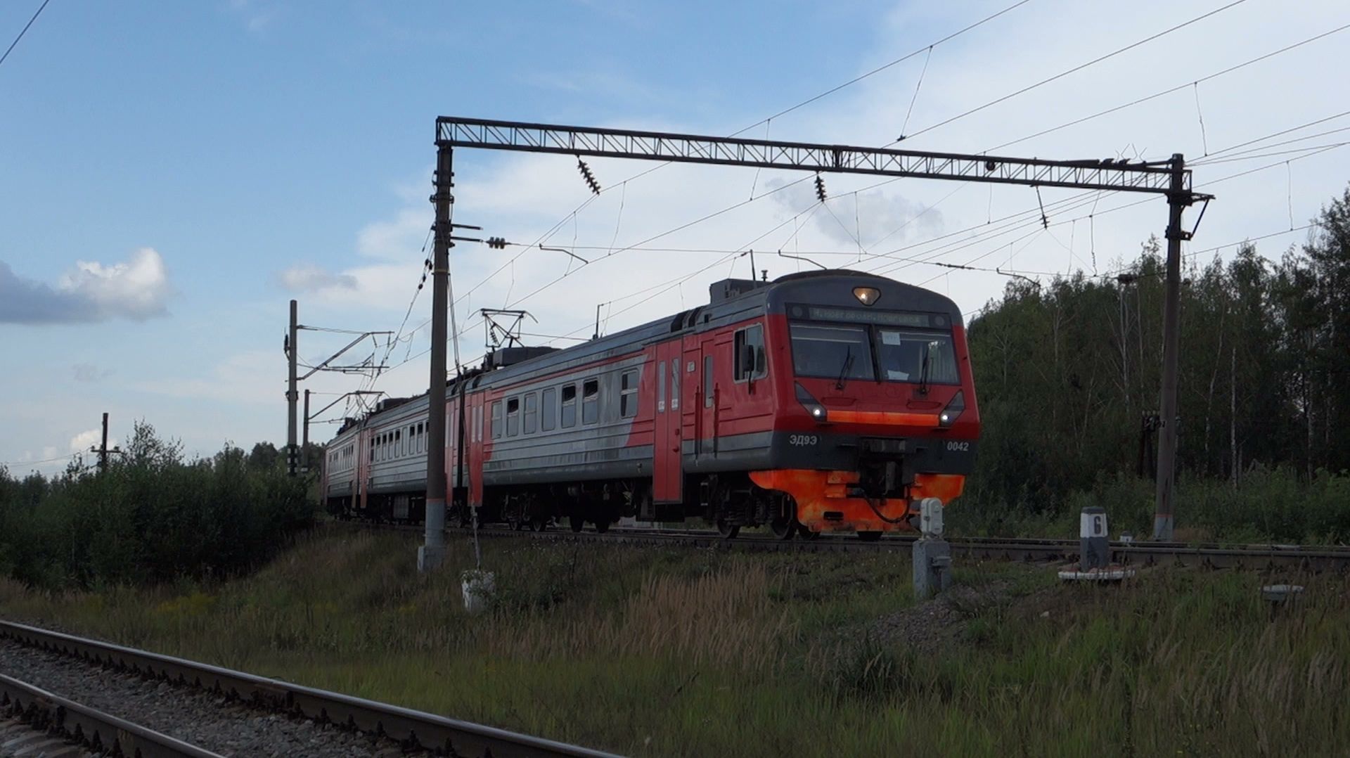 Электропоезд ЭД9Э-0042 Нижний Новгород - Сергач прибывает на станцию Петряевка