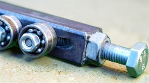 Простой способ загнуть края: Самодельное приспособление из подшипников.